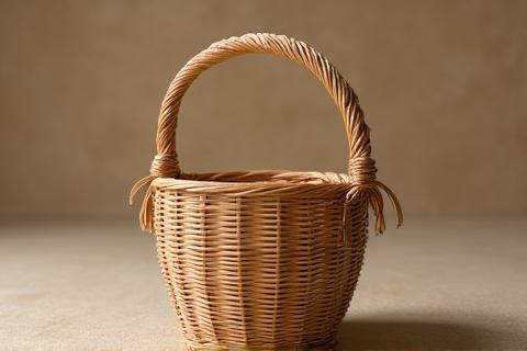 이전 워크숍. 수강생이 만든 고급스러운 작은 등나무 바구니.